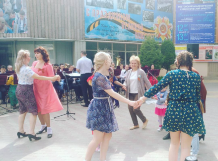 В сквере перед Ростовской филармонией состоялась акция #Победа_однанавсех